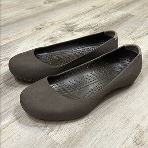 Crocs Kelli Ballet Flats Dark Brown Comfort Shoes | Tan Heel Accent | Women’s 9